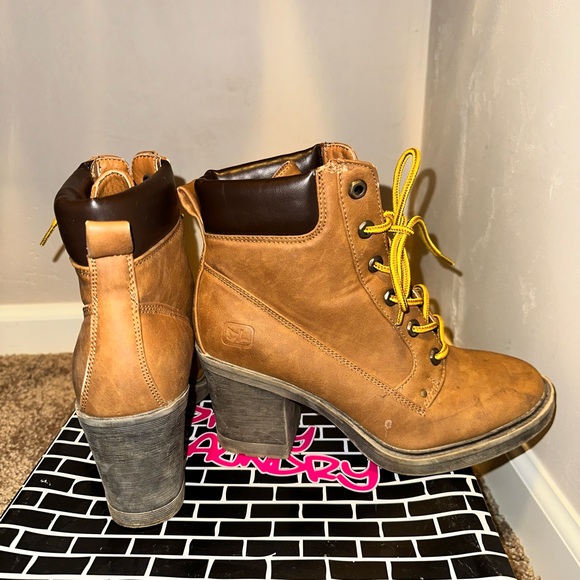 Women’s Boot with Heel - Picture 2 of 5